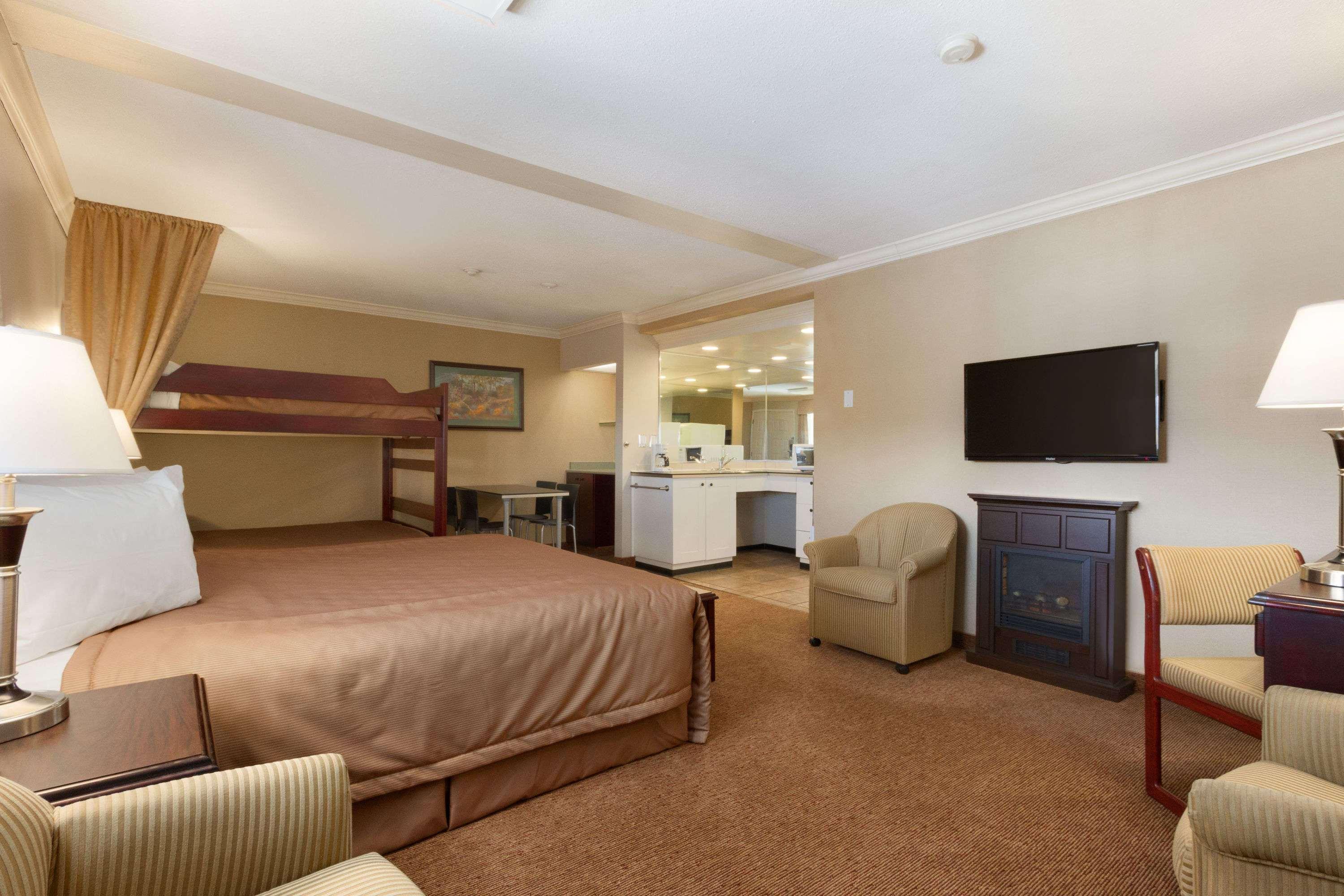 Travelodge By Wyndham לאנגלי מראה חיצוני תמונה