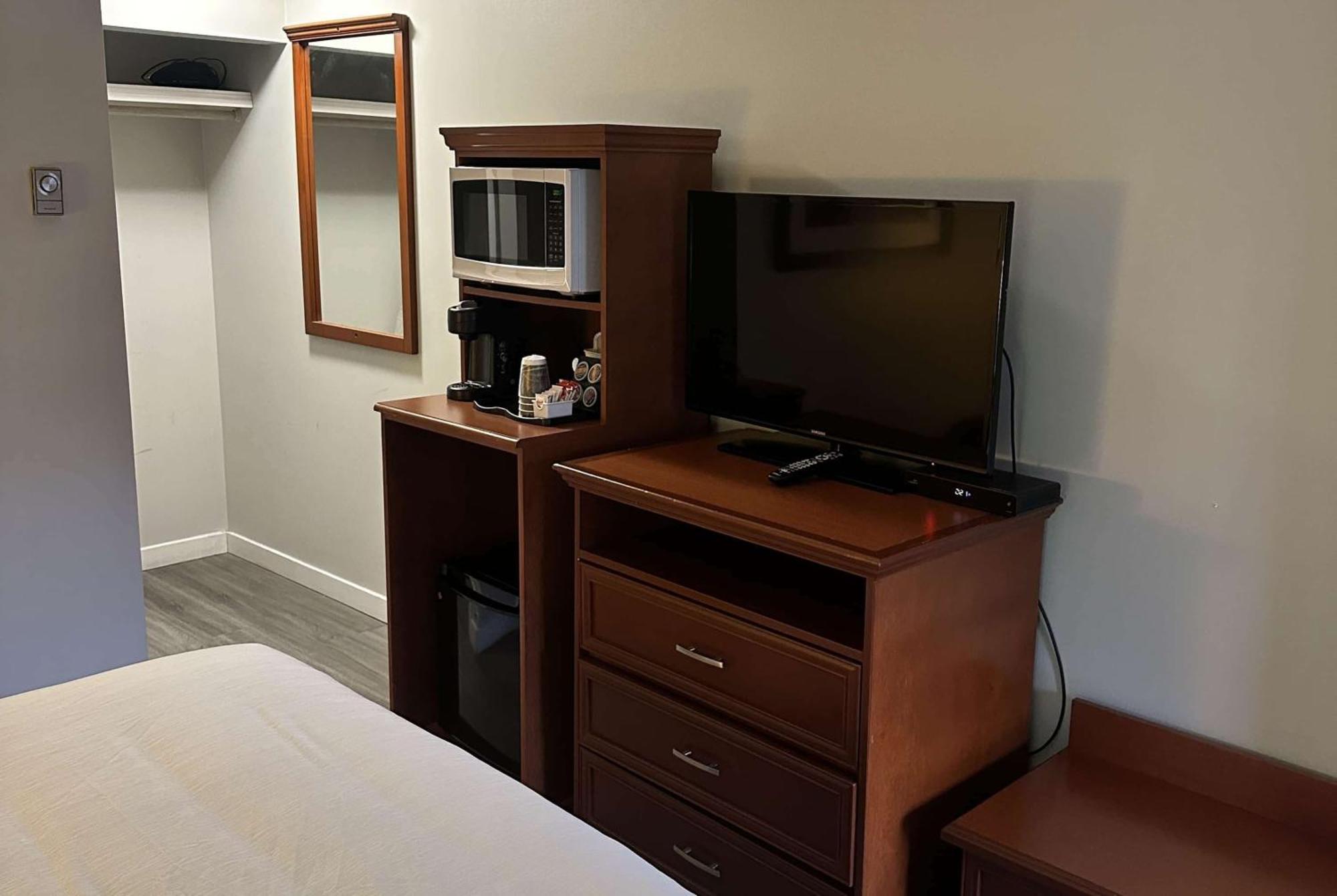 Travelodge By Wyndham לאנגלי מראה חיצוני תמונה