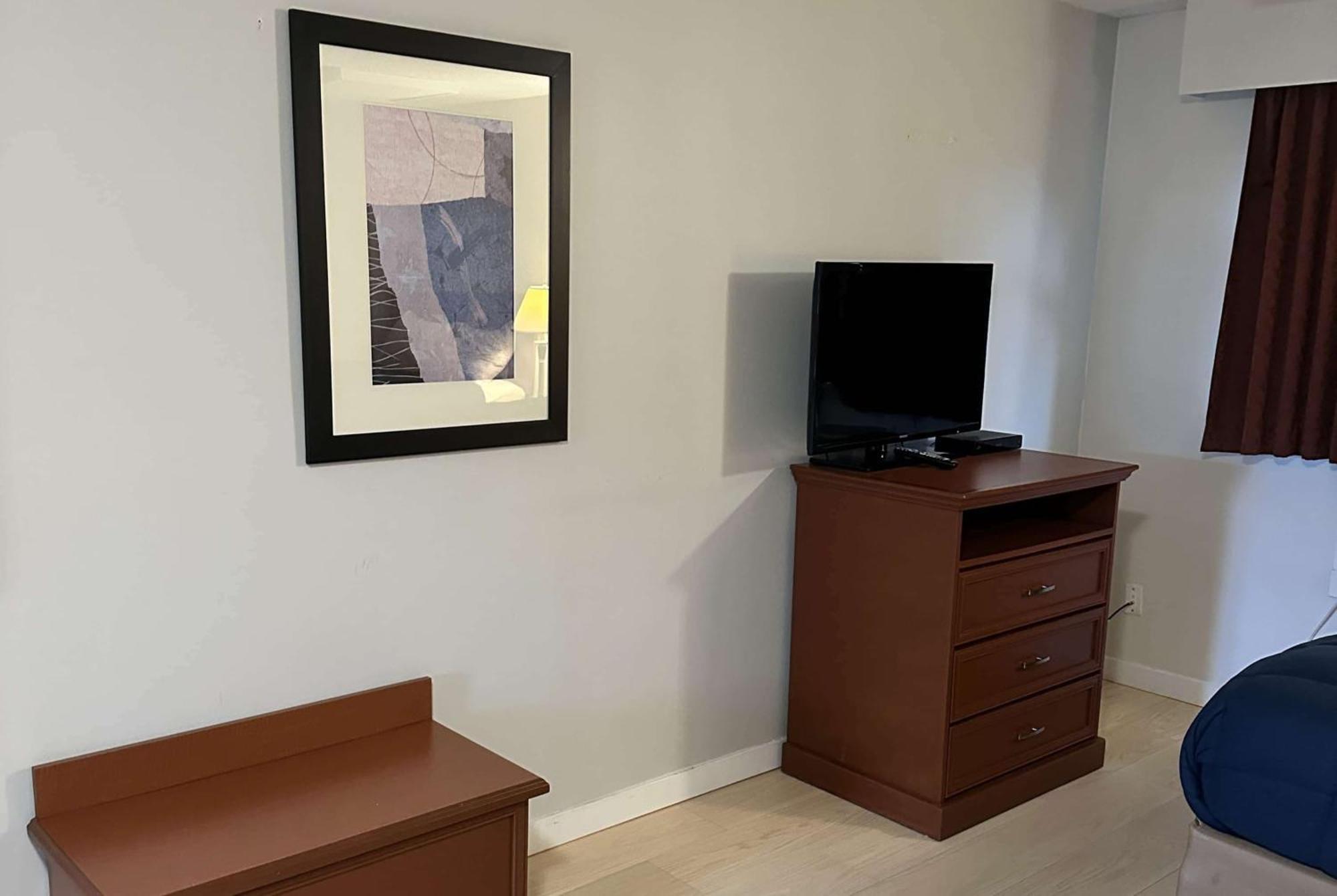 Travelodge By Wyndham לאנגלי מראה חיצוני תמונה